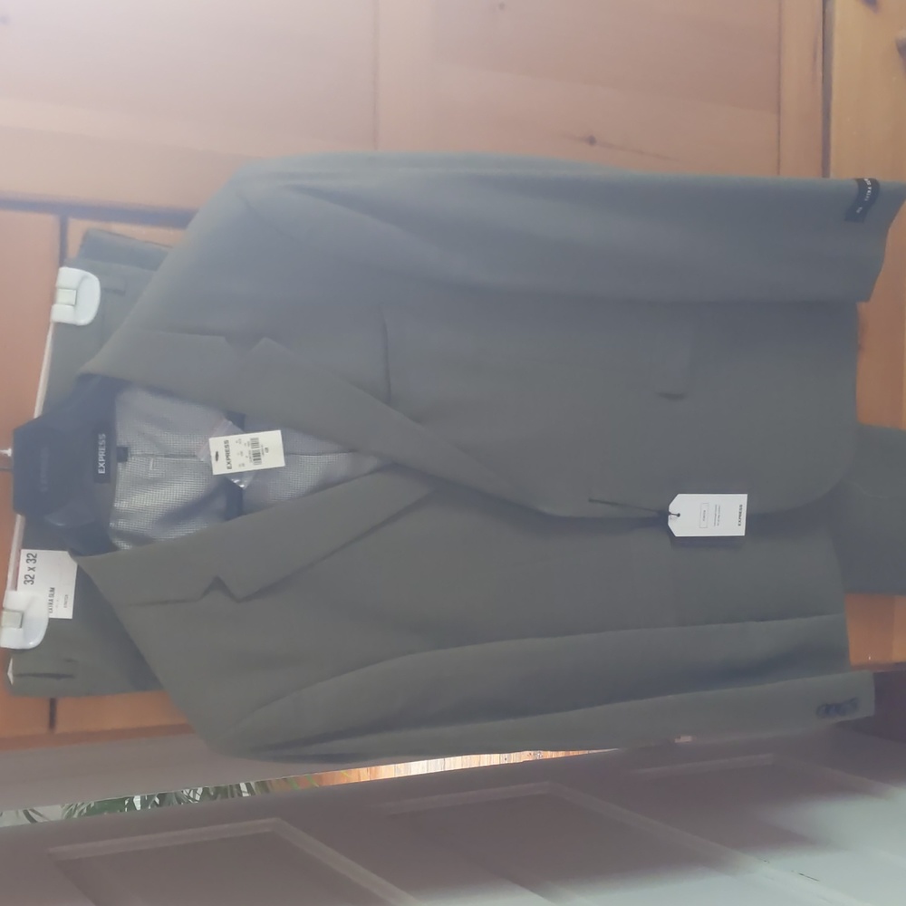 Olive Green Express Suit: 42R, 32x32, Never Worn, Tags on
